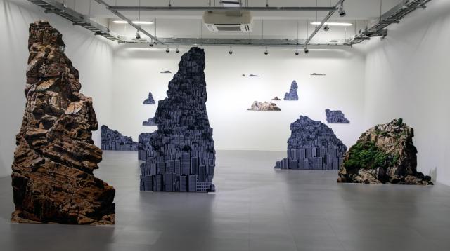 NSP통신-김영구 작가 사유하는 섬 작품 설치 전경. (사진 = 안산문화재단)