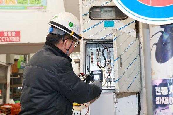 NSP통신-전기·가스·소방 시설의 정상 작동 여부, 성수품 비축 창고의 화재 위험성 진단, 피난 통로 내 불법 적치물 방치 여부 등 점검 (사진 = 예천군)