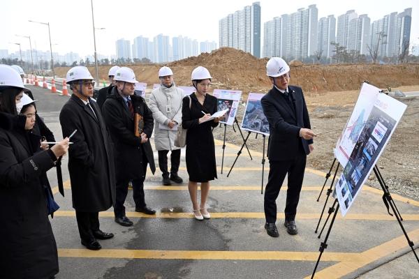 NSP통신-이민근 안산시장이 4일 오전 ASV 조성 현장을 방문한 주한독일, 주한태국 대사 및 양국 기업 대표단에 브리핑을 하고 있다. (사진 = 안산시)