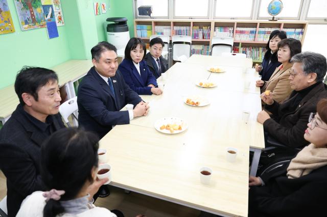 NSP통신-3일 화성시의회 문화복지위원회가 복지시설에서 간담회를 하는 모습. (사진 = 화성시의회)