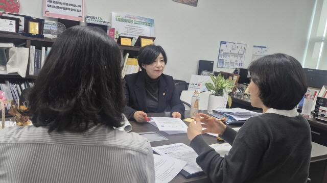 NSP통신-정경자 경기도의원이 경기도의회사무처 총무과와 간담회를 하고 있다. (사진 = 경기도의회)