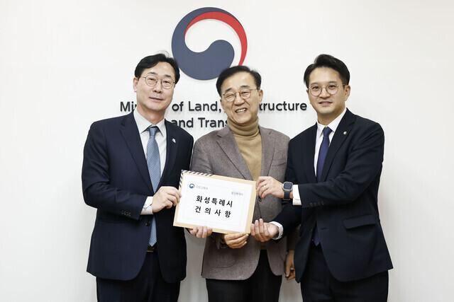 NSP통신-3일 정명근 화성시장(왼쪽부터)과 김윤덕 국토교통부 장관, 전용기 국회의원이 기념촬영을 하는 모습. (사진 = 화성시)