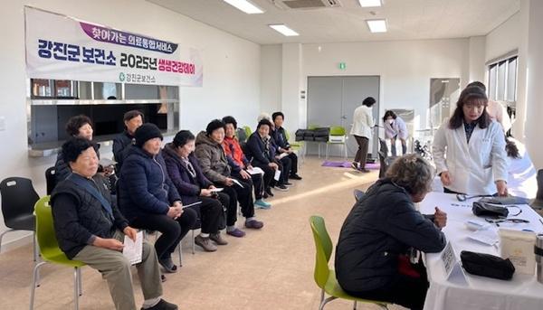 NSP통신-강진군이 지난 해 12월 강진읍에서 실시한 생생건강데이 행사. (사진 = 강진군)