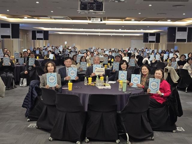 NSP통신-4일 6각형 계획 워크숍 참석자들이 기념촬영을 하는 모습. (사진 = 수원시)