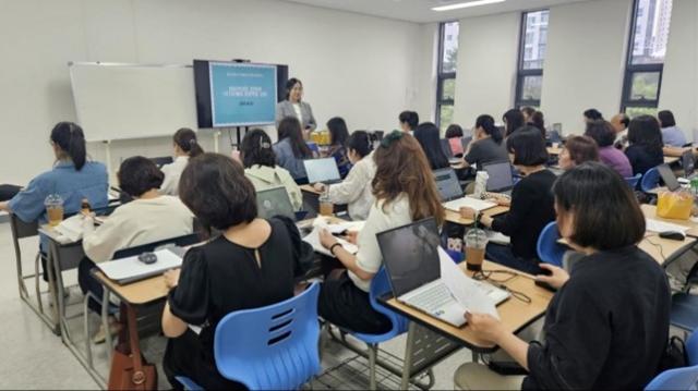 NSP통신-﻿김포대학교 전문상담교수진이 운영한 2025학년도 심리지원 프로그램 중 심리·진로 진단 기반 자기이해 및 진로역량 강화 프로그램이 글로벌캠퍼스에서 진행중인 모습. (사진 = 김포대학교)