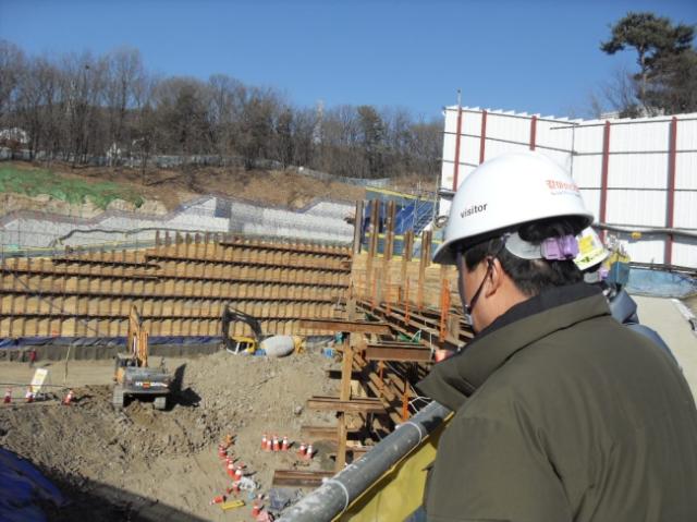 NSP통신-합동점검반이 건설 현장 실태 점검을 하고 있다. (사진 = 용인특례시)