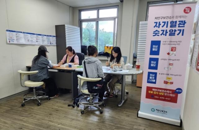 NSP통신-2025년 자기혈관 숫자알기 프로그램에 참여한 시민들이 혈압·혈당 측정을 받고 있다. (사진 = 용인특례시)