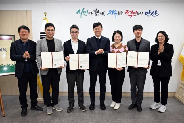 NSP통신-이민근 안산시장(사진 가운데)이 4일 무료 법률상담실 위촉 변리사들과 기념촬영을 하고 있다. (사진 = 안산시)