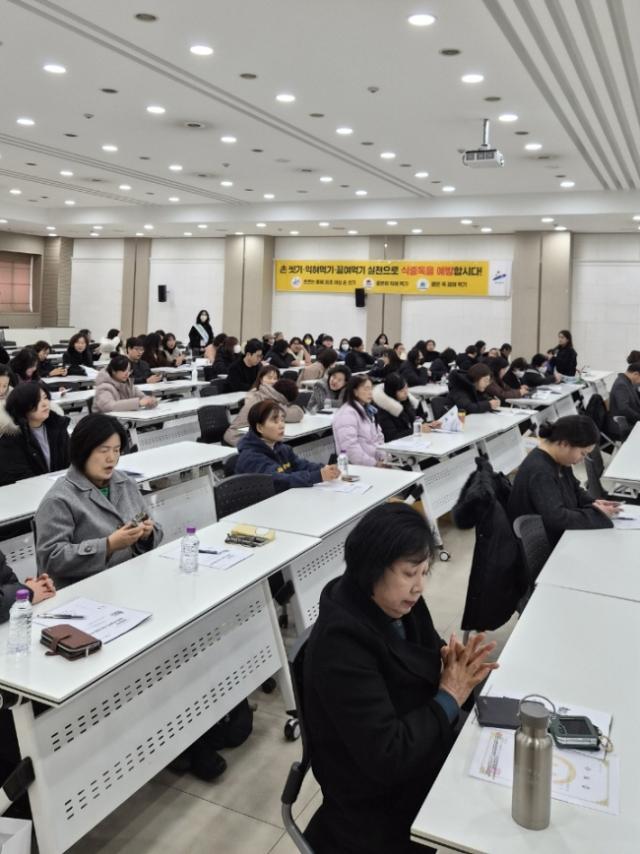 NSP통신-신안산대학교 국제교육관에서 겨울철 식중독 예방을 위한 집합교육이 진행중이다. (사진 = 안산시)