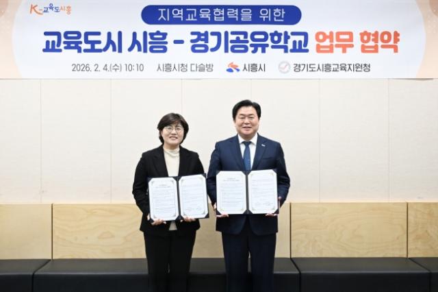 NSP통신-4일 임병택 시흥시장이 교육도시 시흥-경기공유학교 업무 협약식 가운데 기념촬영을 하고 있다. (사진 = 시흥시)