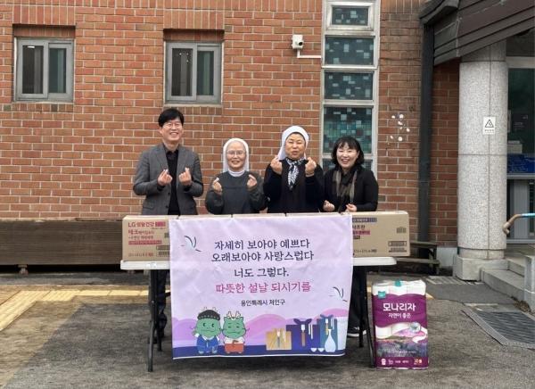 NSP통신-설 명절을 맞아 한상욱 처인구청장이 4일 백암면에 있는 성가원을 방문해 위문품을 전달했다. (사진 = 처인구)