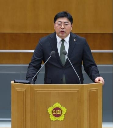 NSP통신-5분 자유발언하는 김진명 경기도의원. (사진 = 경기도의회)