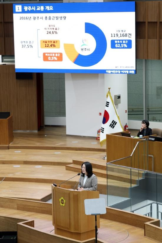 NSP통신-이자형 경기도의원이 5일 제388회 임시회 본회의에서 대집행부 질문을 하고 있다. (사진 = 경기도의회)