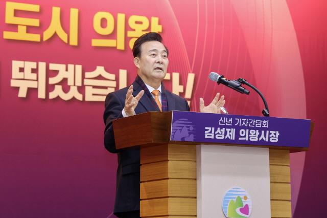 NSP통신-김성제 의왕시장이 5일 시청 대회의실에서 2026년 신년 기자간담회를 열고 민선8기 의왕시 주요성과와 2026년 시정 운영방향에 대해 설명하고 있다. (사진 = 의왕시)