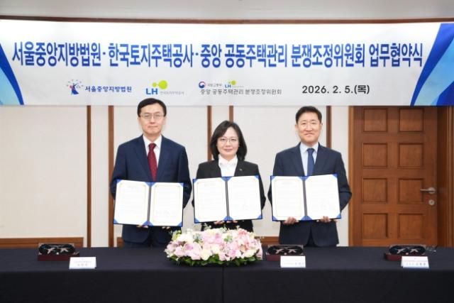 NSP통신-2월 5일 서울중앙지방법원 동관 14층 소회의실에서 오민석 서울중앙지방법원장(왼쪽), 조경숙 LH 사장 직무대행(가운데), 조홍준 중앙 공동주택관리 분쟁조정위원회 위원장(오른쪽)이 업무협약 기념사진을 촬영하고 있다. (사진 = 한국토지주택공사.)