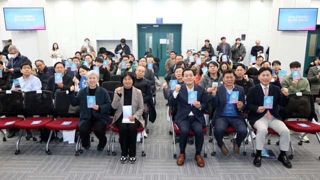 NSP통신-5일 윤경선 수원시의원과 장정희 의원 및 관계자들이 지원시책 설명회에서 기념촬영을 하고 있다. (사진 = 수원시의회)