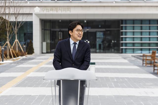 NSP통신-4일 권혁우 더불어민주당 경기기본사회위원회 부위원장이 수원시장 출마 선언 기자회견을 하고 있다. (사진 = 권혁우 부위원장)