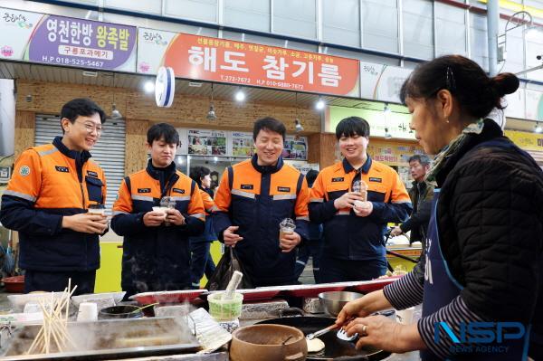 NSP통신-포스코 포항제철소가 5일 설 명절을 앞두고 지역사회에 따뜻한 정을 나누고 지역경제 활력을 높이기 위해 무료 배식 봉사와 전통시장 장보기 행사를 진행했다. (사진 = 포스코 포항제철소)