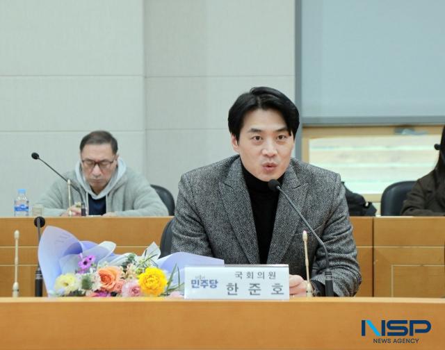 NSP통신-5일 오후 경기도경제과학진흥원 1층 비전실에서 한준호 더불어민주당 국회의원이 코로나19와 글로벌 경기침체로 고통받고 있는 소상공인에 대한 정책지원 및 대응 방안에 대한 간담회에서 발언하는 모습. (사진 = 김종식 기자)