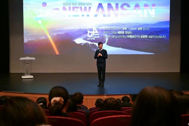 NSP통신-이민근 안산시장이 5일 안산문화예술의전당 달맞이극장에서 열린 제3기 주민자치회 발대식에서 발언하고 있다. (사진 = 안산시)