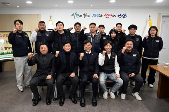 NSP통신-이민근 안산시장(앞줄 가운데)이 5일 한국노총 지역노동계와의 간담회가 끝나고 기념촬영을 하고있다. (사진 = 안산시)