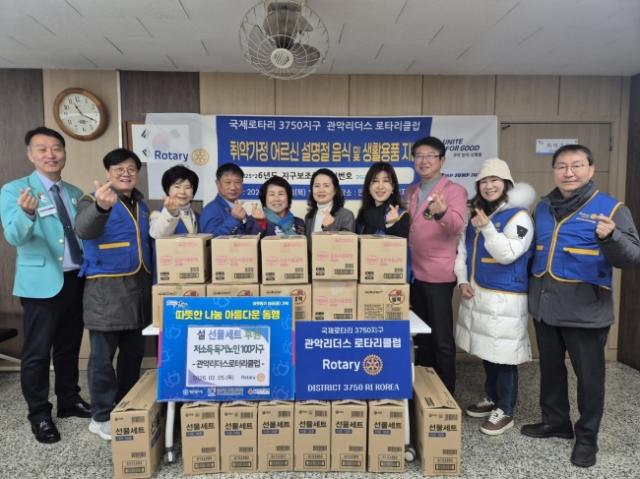 NSP통신-관악리더스로터리클럽이 5일 안양6동에 680만원 상당의 홀몸어르신을 위한 물품 100세트를 기탁했다. 사진은 기탁식 기념촬영 모습. (사진 = 안양시)