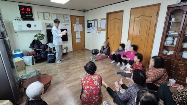 NSP통신-안중보건지소 활기찬 노후 건강한 경로당 만들기 구강 영역 프로그램 운영 모습. (사진 = 평택시)