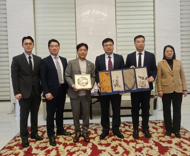 NSP통신-5일 장민기 화성시 총괄정무 특별보좌관(왼쪽 세번째)과 린중린 샤오간시장(오른쪽 세번째)이 기념선물 교환 후 기념촬영을 하는 모습. (사진 = 화성시)