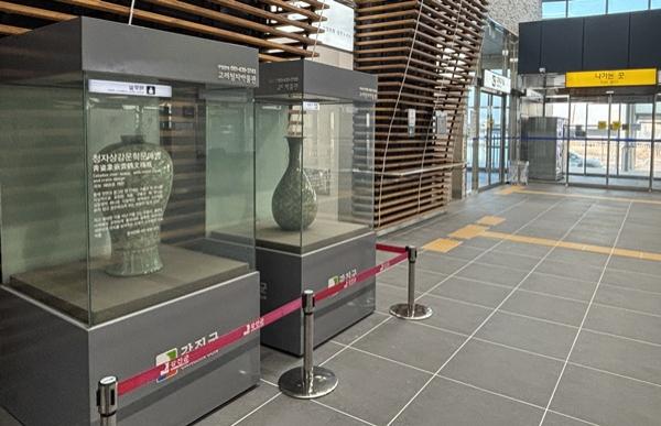 NSP통신-강진고려청자박물관이 강진역에 상설전시 중인 고려청자. (사진 = 강진군)