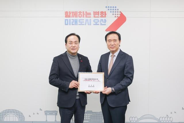 NSP통신-6일 이권재 오산시장(왼쪽)이 임태희 경기도교육감에게 건의 사항 전달 후 기념촬영을 하고 있다. (사진 = 오산시)