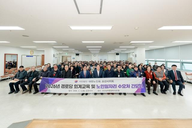 NSP통신-5일 이권재 오산시장(가운데)과 간담회 참석자들이 기념촬영을 하는 모습. (사진 = 오산시)