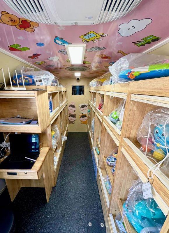 NSP통신-전용 차량을 활용한 순회 장난감 대여 서비스인 누리빵빵은 이동이 어려운 영유아 가정과 어린이집 및 유치원에서 장난감 및 출산용품 등을 대여할 수 있도록 지원한다. (사진 = 안동시)