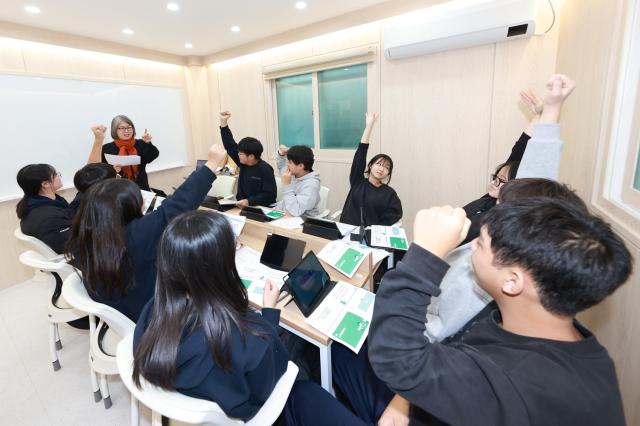 NSP통신-인근 도시 지역 중학교로의 진학을 고민하던 용궁초등학교 졸업생 9명 전원이 관내 용궁중학교 진학을 선택했다. 이러한 변화의 배경에는 방과 후에도 학생들이 안전하게 머물며 자기주도학습과 생활지도를 받을 수 있도록 설계된 둥지배움터의 안정적인 환경이 있었다. (사진 = 예천군)