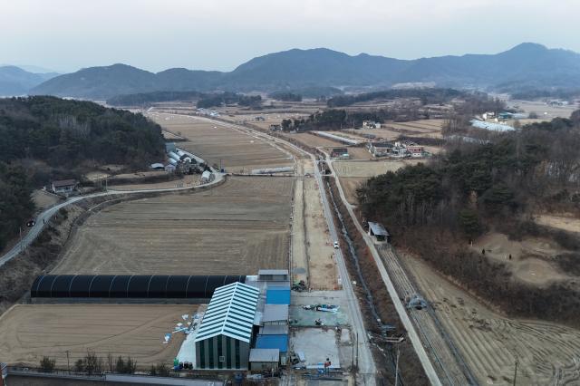 NSP통신-예천군은 도로 인프라 확충과 더불어 2026년을 대중교통 체계 전환의 분기점으로 설정하고 주민 체감도가 높은 교통복지 정책을 본격화한다. (사진은 신도청 외곽도로모아엘가홍구동사거리 개설공사) (사진 = 예천군)