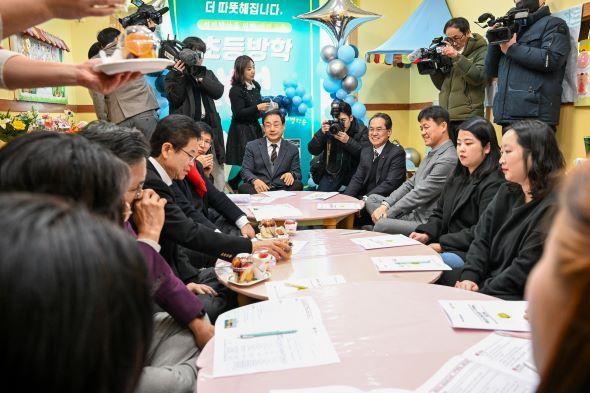 NSP통신-이철우 경상북도지사와 박성만 경상북도의회 의장, 엄태현 영주시장 권한대행이 돌봄 현장을 직접 찾아 우리동네 초등 방학 돌봄터 운영 상황을 점검하고 이동식 장난감도서관 개통식에 참석해 어린이집 종사자와 학부모의 현장 목소리를 청취했다. (사진 = 영주시)