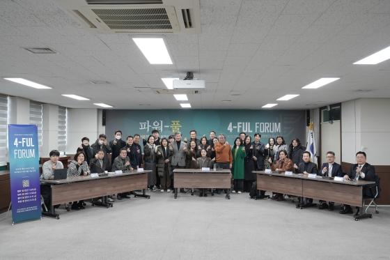 NSP통신-6일 오전 안산시의회 대회의실에서 천영미 전 경기도의원이 파워풀 안산 포럼을 개최 후 참석자들과 기념사진을 촬영하고 있다. (사진 = 천영미 전 도의원 사무실)