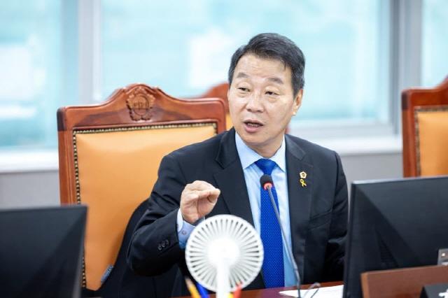 NSP통신-강태형 경기도의원이 제388회 임시회 건설교통위원회 업무보고에서 경기도 건설국, 경기도 건설본부, 경기국제공항추진단을 대상으로 2026년 업무계획을 집중 점검하고 있다. (사진 = 경기도의)