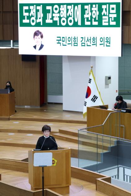 NSP통신-4일 김선희 경기도의원이 제388회 임시회 제2차 본회의에서 입춘 인사와 함께 첫 번째로 대집행부질문을 이어가고 있다. (사진 = 경기도의회)