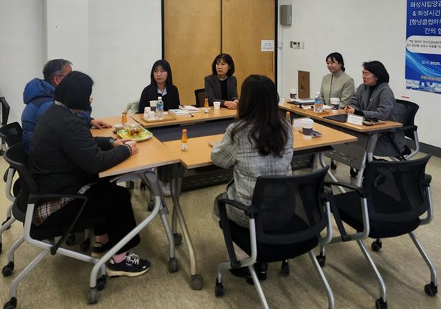 NSP통신-6일 화성시립양감작은도서관과 정신건강복지센터(향남분소) 관계자들이 업무협약을 진행하고 있다. (사진 = 화성시)