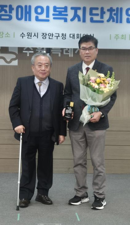 NSP통신-5일 윤태길 경기도의원이 수원시 장안구청에서 열린 행사에서 경기도장애인복지단체연합회로부터 감사패를 수상했다. 사진은 기념촬영 모습. (사진 = 윤태길 의원실)