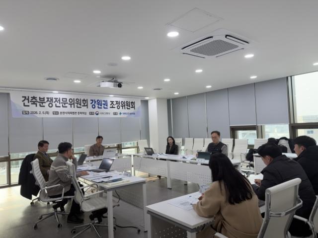 NSP통신-국토안전관리원이 강원 춘천에서 찾아가는 건축분쟁조정위원회를 열고 분쟁조정을 진행하고 있다. (사진 = 국토안전관리원.)