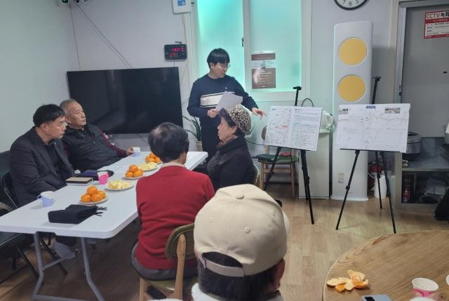 NSP통신-윤종영 경기도의원이 지방도 375호선 어유지~삼화 구간 위험도로 구조개선사업과 관련한 주민의견 청취 간담회를 하고 있다. (사진 = 윤종영 의원실)