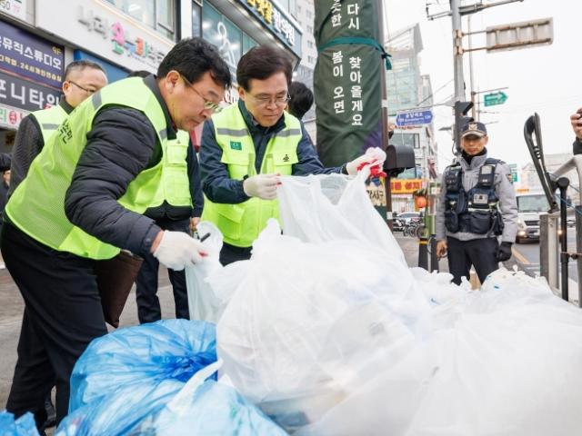 NSP통신-진교훈 강서구청장(왼쪽 두 번째)이 2월 5일 까치산역 일대 무단투기 상습 지역을 찾아 버려진 봉투를 뜯어 내용물을 확인하는 파봉단속을 하고 있다. (사진 = 서울 강서구청)