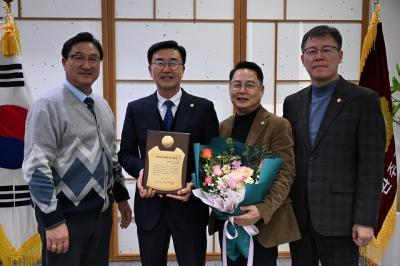 [NSP NEWS Image]유의식 완주군의장 대한민국 지방의정 봉사대상 수상