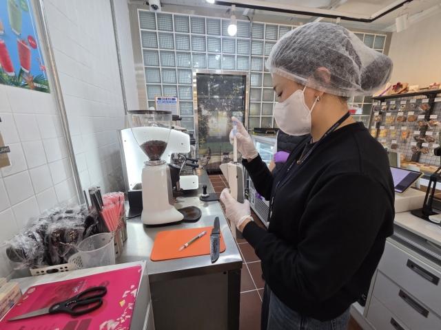 NSP통신-디저트류 집중 위생점검 현장 모습. (사진 = 시흥시)