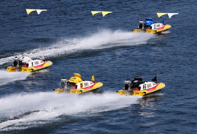 NSP통신-미사경정장에서 선수들이 턴마크를 향해 전력으로 질주하고 있다. (사진 = 국민체육진흥공단)