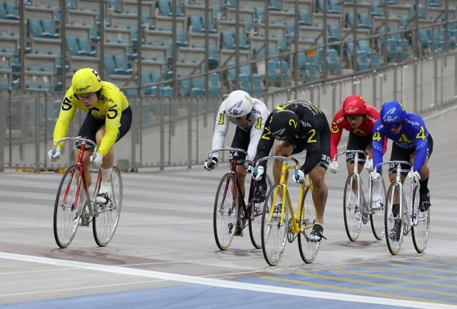 NSP통신-경륜 30기 윤명호(맨 왼쪽 5번 노란색 유니폼)의 경주 모습. (사진 = 국민체육진흥공단)