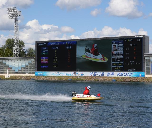 NSP통신-미사경정장에서 경정선수가 다음경주 출전을 위해 소개항주를 진행하고 있다. (사진 = 국민체육진흥공단)