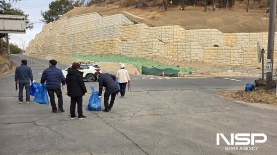 NSP통신-광양읍 이장협의회원들 주요 도로변 방치된 생활 쓰레기 수거 (사진 = 광양시청)