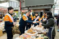 [NSP PHOTO]광양제철소, 임직원 참여 전통시장 방문 식자재 구매 행사 진행…지역경제에 활기